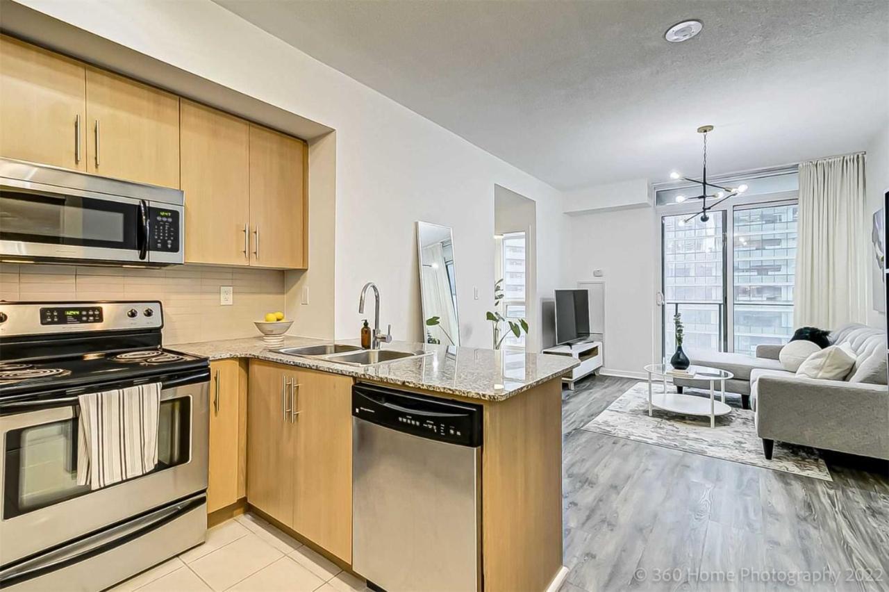 Prime Location - Stunning 2-Bdrm Condo Toronto Esterno foto