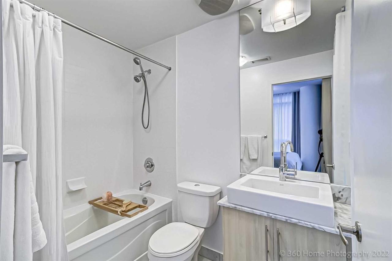 Prime Location - Stunning 2-Bdrm Condo Toronto Esterno foto